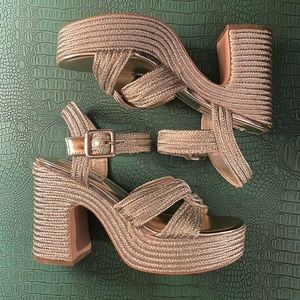 Steve Madden champagne gold “Carisma” platform sandal, size 8